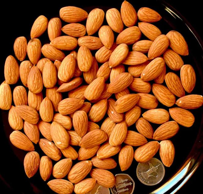 how many calories in 100g almonds
